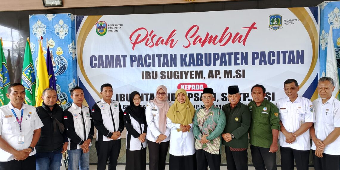 Pisah sambut Camat Pacitan digelar di Pendopo Kecamatan Pacitan Rabu 211 Serah terima jabatan dilakukan oleh Sugiyem kepada Dita Widiapsari Foto Dok LINES Pacitan
