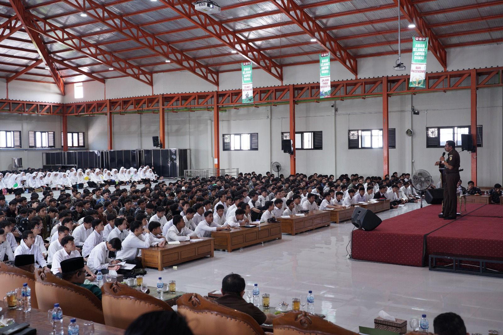 santriponpesalubaidahmenerimapembekalandarikejatijatim | LDII JAWA TIMUR Santri Ponpes Al Ubaidah Kertosono mengikuti pembekalan moderasi beragama yang disampaikan Kejati Jawa Timur Kamis 291 Foto Dok PID Ponpes Al Ubaidah