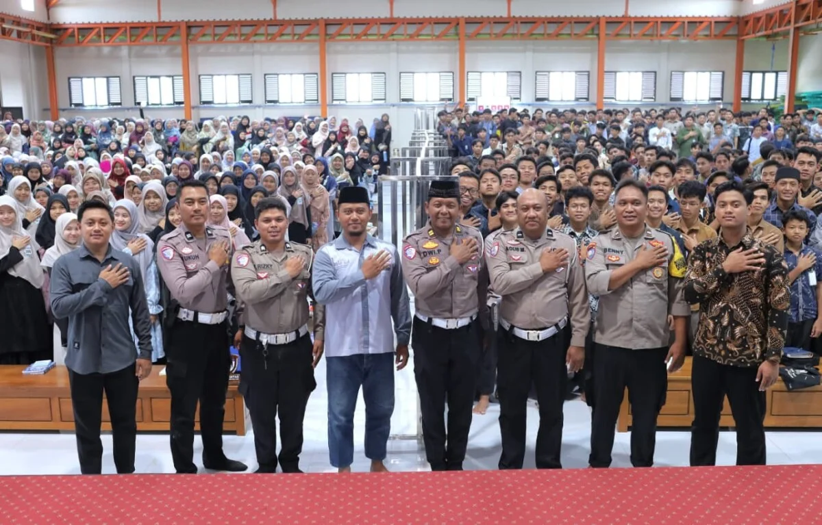 Jajaran Satlantas Polres Nganjuk bersama santri Ponpes Al Ubaidah Kertosono. Foto: Dok. PID Ponpes Al Ubaidah