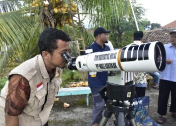 LDII Kota Kediri melakukan Rukyatul hilal di kawasan Wonosalan, Jombang, Senin (19/1). Foto: Dok. LINES Kediri