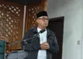 Wali Kota Bandung, Muhammad Farhan mengedukasi warga pentingnya pengelolaan dan pemilahan sampah. pada majelis taklim warga PC LDII seusai salat Jumat di Masjid Baitul Mustajab, Kecamatan Rancasari, Bandung, pada Jumat (2/1). FOto: Dok. LINES Bandung