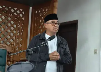Wali Kota Bandung, Muhammad Farhan mengedukasi warga pentingnya pengelolaan dan pemilahan sampah. pada majelis taklim warga PC LDII seusai salat Jumat di Masjid Baitul Mustajab, Kecamatan Rancasari, Bandung, pada Jumat (2/1). FOto: Dok. LINES Bandung