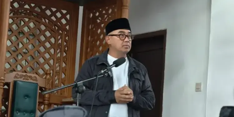 Wali Kota Bandung, Muhammad Farhan mengedukasi warga pentingnya pengelolaan dan pemilahan sampah. pada majelis taklim warga PC LDII seusai salat Jumat di Masjid Baitul Mustajab, Kecamatan Rancasari, Bandung, pada Jumat (2/1). FOto: Dok. LINES Bandung