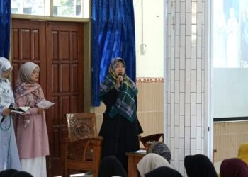 Pemateri Emada Nindyta Fatimasari menyampaikan pemahaman tentang pentingnya berbusana sesuai tuntunan syariat Islam dalam Pengajian Rutin Wanita LDII Kota Kediri, minggu (25/1). Dok: LINES.
