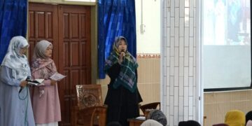 Pemateri Emada Nindyta Fatimasari menyampaikan pemahaman tentang pentingnya berbusana sesuai tuntunan syariat Islam dalam Pengajian Rutin Wanita LDII Kota Kediri minggu 251 Dok LINES
