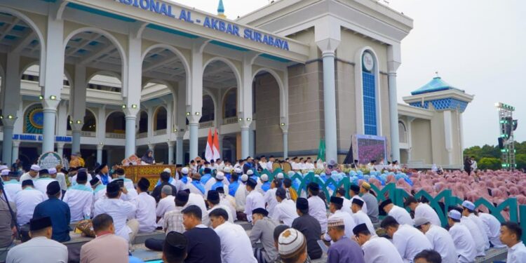 Ribuan jamaah mengikuti buka puasa bersama di Masjid Al Akbar Surabaya Sabtu 2122026 Foto  Ghufron   JNR