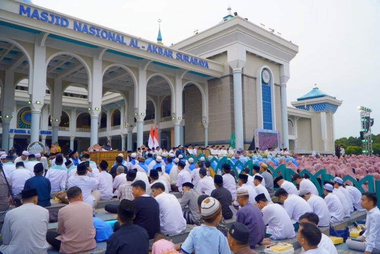 Ribuan jamaah mengikuti buka puasa bersama di Masjid Al Akbar Surabaya Sabtu 2122026 Foto  Ghufron   JNR