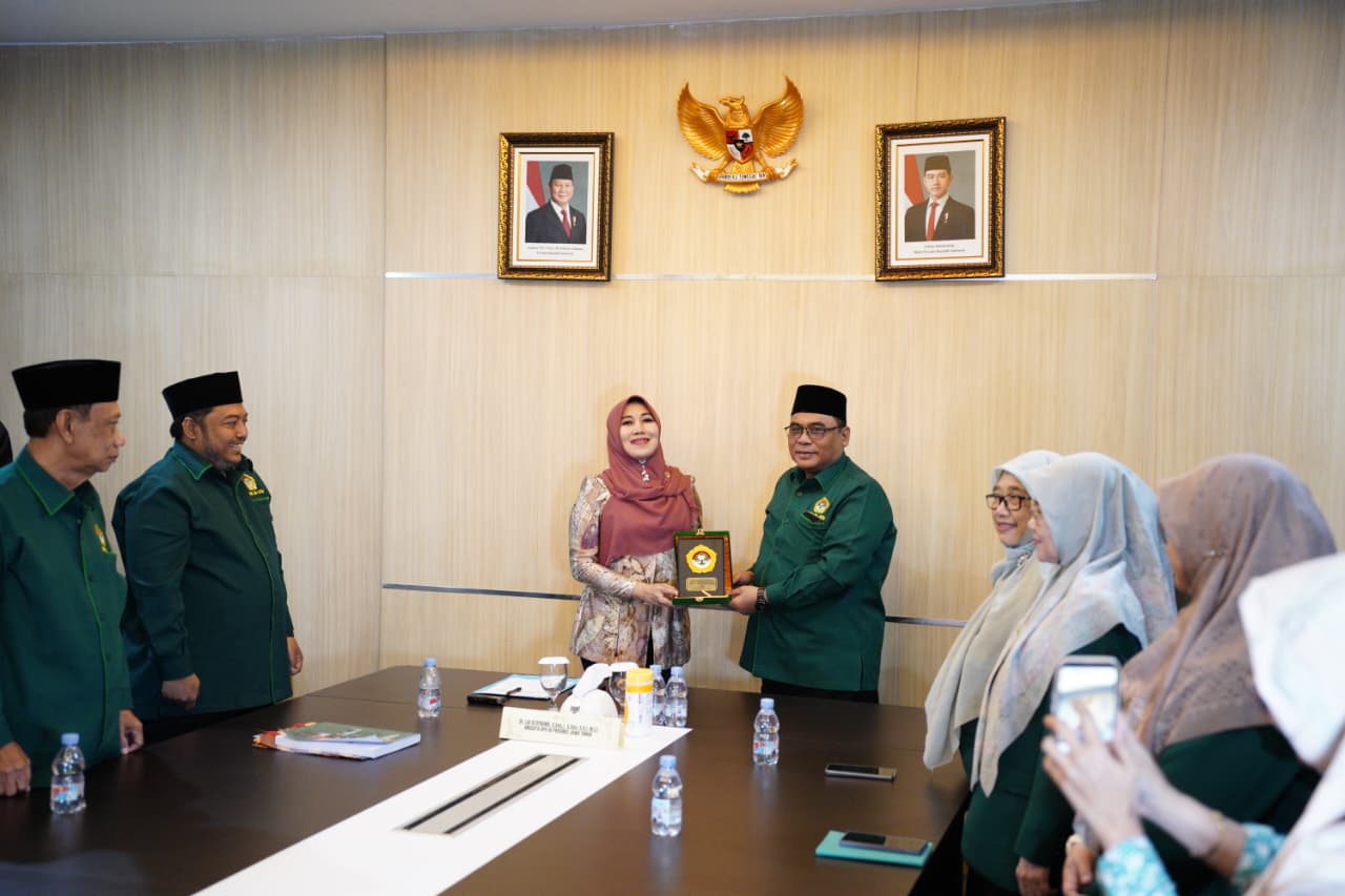 Anggota Dewan Perwakilan Daerah DPD RI Lia Istifhama tengah menerima cenderamata dari Ketua DPW LDII Jawa Timur H Moch Amrodji Konawi disaksikan jajaran pengurus DPW LDII Jawa Timur Selasa 32 di Kantor DPD RI Wilayah Jawa Timur Foto Dok LINES Jatim