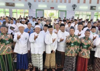 Peserta Kaderisasi Ahli Hisab Rukyat 2026 berfoto bersama di Pondok Pesantren Islam Nurul Burhan, Badean, Banyuwangi, Jumat (6/2). Foto: Dok. LINES Banyuwangi