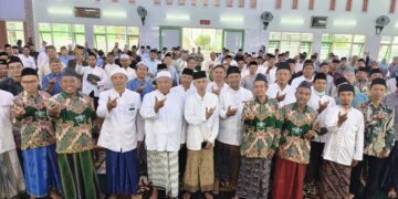 Peserta Kaderisasi Ahli Hisab Rukyat 2026 berfoto bersama di Pondok Pesantren Islam Nurul Burhan Badean Banyuwangi Jumat 62 Foto Dok LINES Banyuwangi