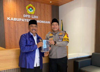 Kapolres Lamongan AKBP Arif Fazlurrahman dan Ketua DPD LDII Lamongan Agus Yudi bertukar cenderamata saat silaturahim untuk memperkuat sinergi kamtibmas jelang Ramadan, Rabu (11/2). Foto: LINES Lamongan