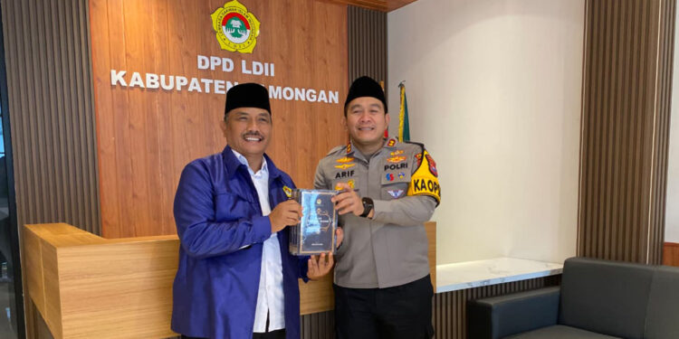 Kapolres Lamongan AKBP Arif Fazlurrahman dan Ketua DPD LDII Lamongan Agus Yudi bertukar cenderamata saat silaturahim untuk memperkuat sinergi kamtibmas jelang Ramadan Rabu 112 Foto LINES Lamongan