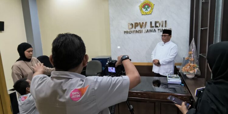 KetuaDPWLDIIJatimdiBulanRamadan | LDII JAWA TIMUR Ketua DPW LDII Jatim KH Amrodji Konawi mengajak umat Islam mensukseskan 5 Sukses Ramadan dalam program JTV yang bertajuk Mutiara Ramadan Jumat 272 Dok LINES Jatim