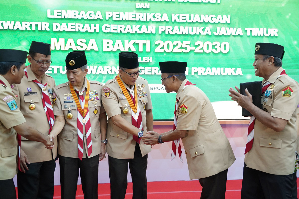 Wakil Ketua Mabisaka SPN Jawa Timur Maun Toredjo berjabat tangan dengan Ketua Kwartir Nasional Gerakan Pramuka Komjen Pol Purn Budi Waseso usai pelantikan pengurus di Gedung Negara Grahadi Surabaya Rabu 112 Foto Dok LINES Jatim
