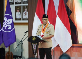 Ketua Kwartir Nasional Gerakan Pramuka, Komjen Pol (Purn) Budi Waseso, memberikan arahan pada acara pelantikan Pengurus Majelis Pembimbing Daerah, Pengurus Kwartir Daerah, dan Lembaga Pemeriksa Keuangan Kwartir Daerah Gerakan Pramuka Jawa Timur masa bakti 2025–2030, Rabu (11/2), di Gedung Negara Grahadi, Surabaya. Foto: Dok. LINES Jatim
