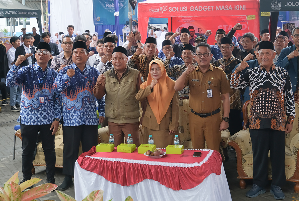 Ketua DPD LDII Jombang Widodo kanan bersama jajaran dan tamu undangan menghadiri Pameran Gelar Karya Siswa SMK Budi Utomo Gadingmangu Jombang 1011 Februari 2026 Foto Dok LINES Jatim