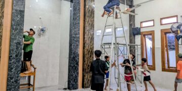 Warga LDII bergotong royong membersihkan bagian dalam Masjid Al Khasan Kebalandono Selasa 172 Foto LINES Lamongan
