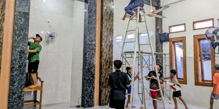 Warga LDII bergotong royong membersihkan bagian dalam Masjid Al Khasan Kebalandono Selasa 172 Foto LINES Lamongan