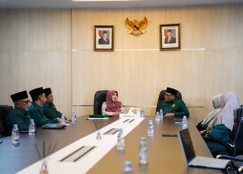 Pengurus Dewan Pimpinan Wilayah Lembaga Dakwah Islam Indonesia (DPW LDII) Jawa Timur bertemu anggota Dewan Perwakilan Daerah (DPD) RI, Lia Istifhama, Selasa (3/2), di Kantor DPD RI Wilayah Jawa Timur.