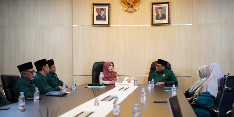 Pengurus Dewan Pimpinan Wilayah Lembaga Dakwah Islam Indonesia DPW LDII Jawa Timur bertemu anggota Dewan Perwakilan Daerah DPD RI Lia Istifhama Selasa 32 di Kantor DPD RI Wilayah Jawa Timur