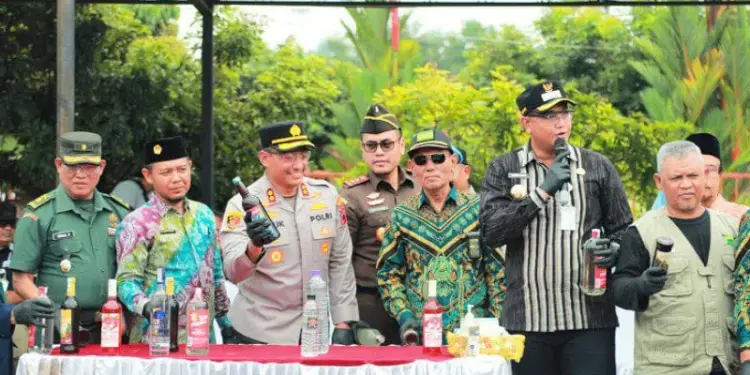 Kapolres dan Bupati Klaten menunjukkan barang bukti miras hasil Operasi Pekat sebelum dimusnahkan Kamis 1922026 Foto LINES Klaten