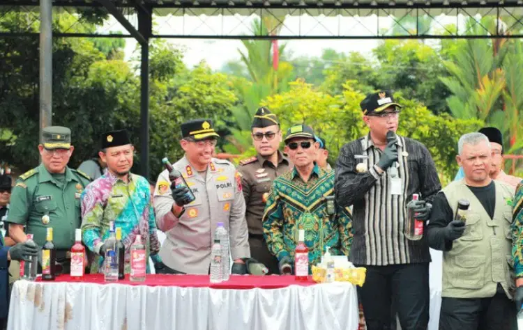 LDIIklatenkapolresmusnahkanBBMirasdibulan ramadan | LDII JAWA TIMUR Kapolres dan Bupati Klaten menunjukkan barang bukti miras hasil Operasi Pekat sebelum dimusnahkan Kamis 1922026 Foto LINES Klaten