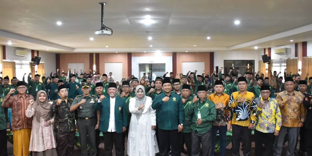 MusdaLDIISitubondo | LDII JAWA TIMUR Wakil Bupati Situbondo Ulfiah tengah berfoto bersama jajaran pengurus dan peserta Musyawarah Daerah Musda IX LDII Situbondo di Aula Lantai 2 Kantor Pemerintah Kabupaten Situbondo Sabtu 1422026 Foto Dok LINES Situbondo