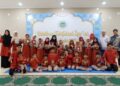 Peserta Ikhtibar Tahfidz Al Quran Sekolah Karakter Baitul A’laa berfoto bersama usai kegiatan pengujian hafalan Al Quran yang digelar di lingkungan sekolah. Foto: Dok. LINES