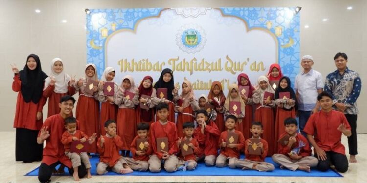 Peserta Ikhtibar Tahfidz Al Quran Sekolah Karakter Baitul Alaa berfoto bersama usai kegiatan pengujian hafalan Al Quran yang digelar di lingkungan sekolah Foto Dok LINES