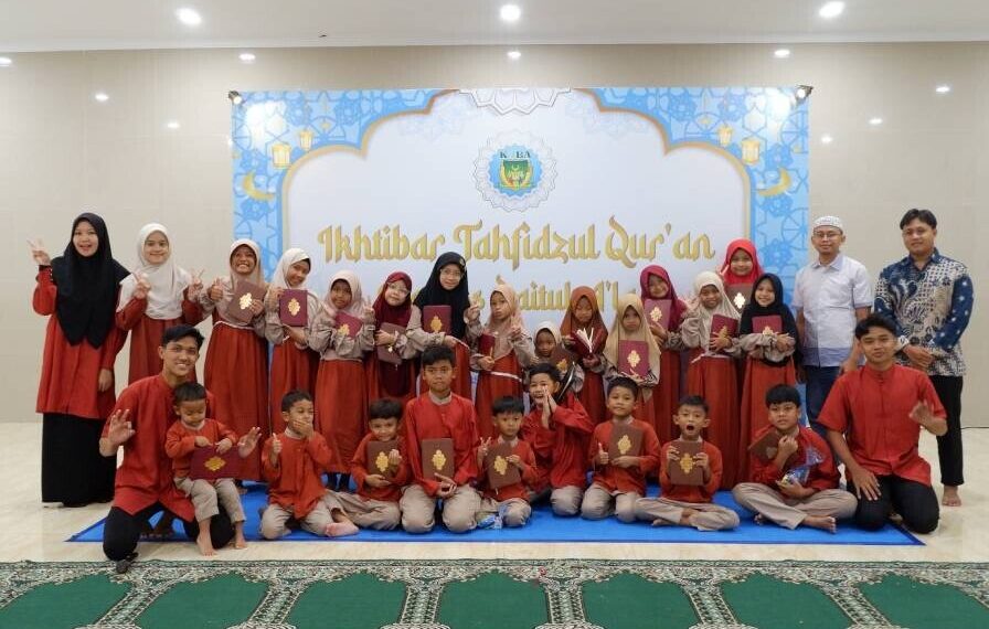 Peserta Ikhtibar Tahfidz Al Quran Sekolah Karakter Baitul Alaa berfoto bersama usai kegiatan pengujian hafalan Al Quran yang digelar di lingkungan sekolah Foto Dok LINES