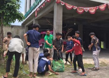Pemuda LDII Lamongan membersihkan area sekitar masjid secara gotong royong jelang Ramadan. Foto: LINES Lamongan