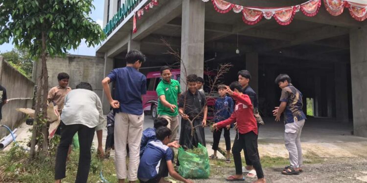 Pemuda LDII Lamongan membersihkan area sekitar masjid secara gotong royong jelang Ramadan Foto LINES Lamongan