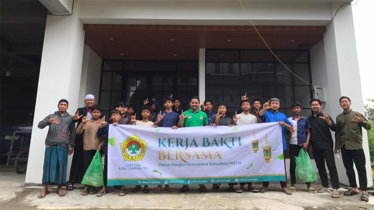 Pemuda LDII Lamongan usai menggelar kerja bakti menyambut Ramadan 1447 H Foto LINES Lamongan