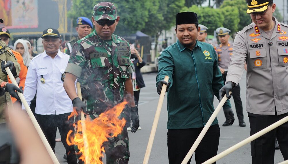 Pemusnahan barang bukti miras dan narkotika oleh Polres Jember di depan Kantor Pemkab Jember Kamis 2622026 dalam rangka menjaga kondusivitas Ramadan Foto LINES Jember