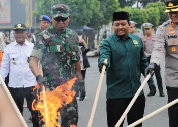 Pemusnahan barang bukti miras dan narkotika oleh Polres Jember di depan Kantor Pemkab Jember Kamis 2622026 dalam rangka menjaga kondusivitas Ramadan Foto LINES Jember