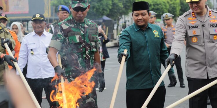 PemusnahanBBPolresJemberdiBulanRamadanLDII | LDII JAWA TIMUR Pemusnahan barang bukti miras dan narkotika oleh Polres Jember di depan Kantor Pemkab Jember Kamis 2622026 dalam rangka menjaga kondusivitas Ramadan Foto LINES Jember