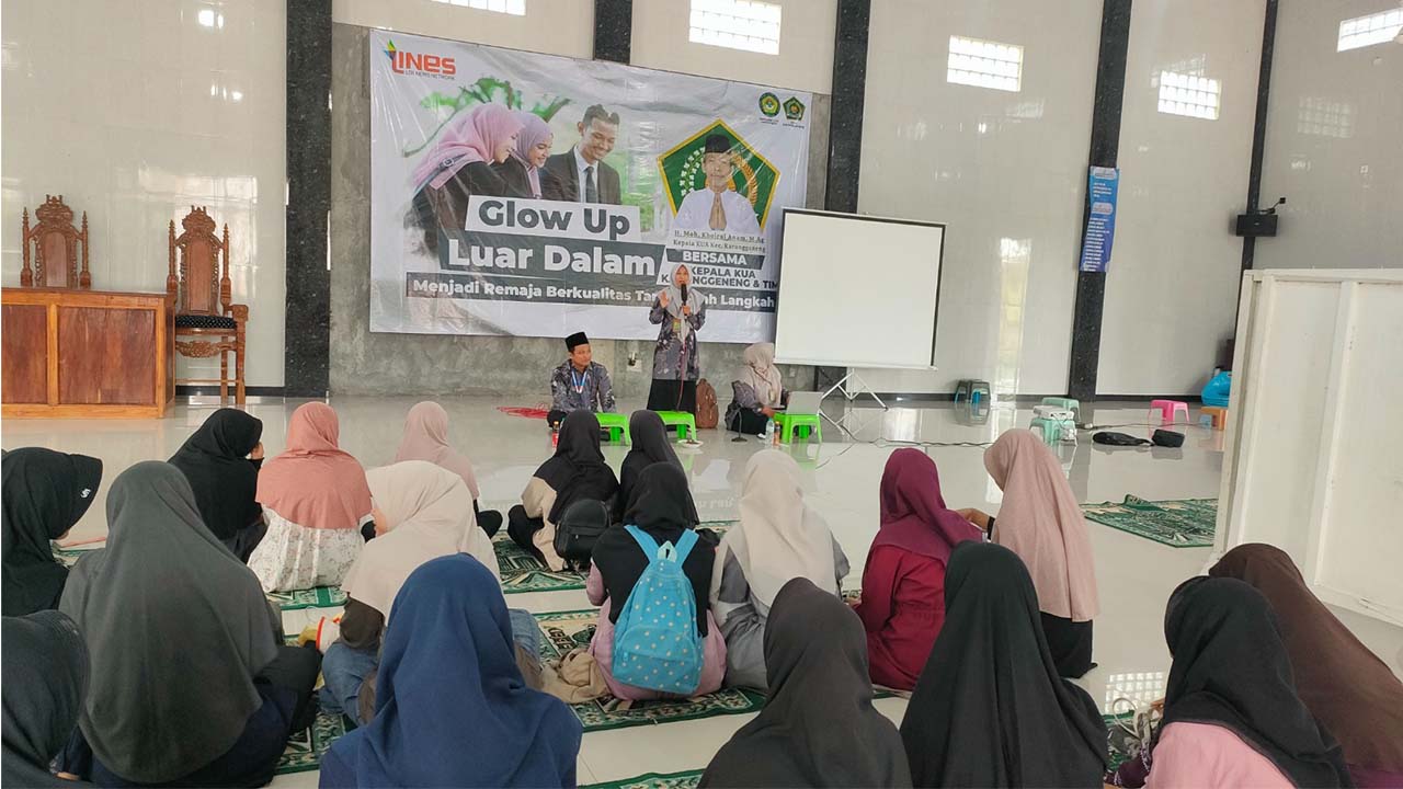 Petugas KUA Karanggeneng memberikan pembekalan pra nikah kepada remaja putri LDII dalam kegiatan pembinaan generasi muda Foto LINES Lamongan