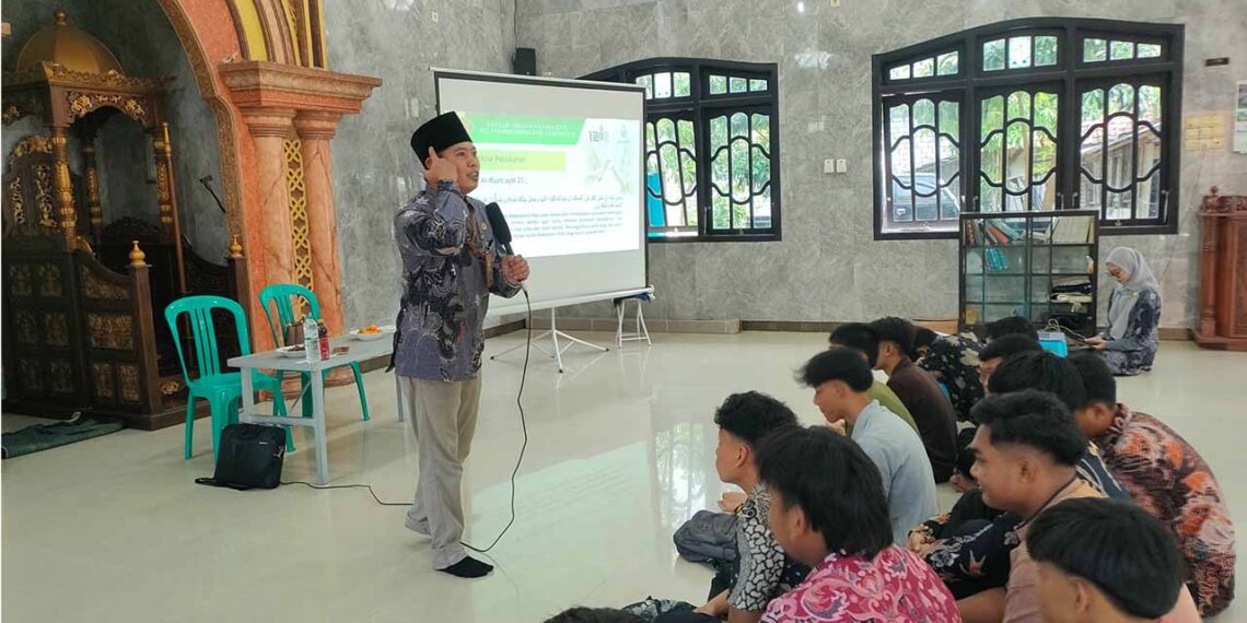 Petugas KUA Karanggeneng memberikan materi pra nikah kepada pemuda LDII untuk memperkuat kesiapan membangun rumah tangga Sabtu 122026 Foto LINES Lamongan