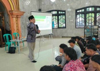 Petugas KUA Karanggeneng memberikan materi pra-nikah kepada pemuda LDII untuk memperkuat kesiapan membangun rumah tangga, Sabtu (1/2/2026). Foto: LINES Lamongan