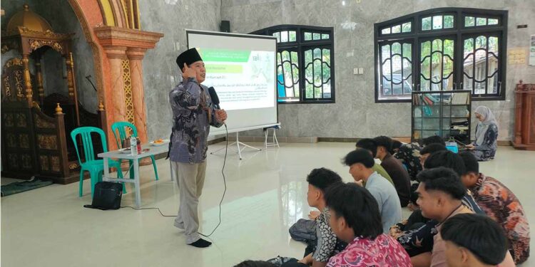 Petugas KUA Karanggeneng memberikan materi pra nikah kepada pemuda LDII untuk memperkuat kesiapan membangun rumah tangga Sabtu 122026 Foto LINES Lamongan