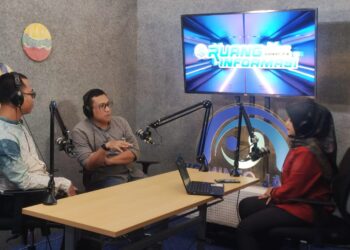 Ketua Departemen KIM DPP LDII, Ludhy Cahyana (tengah), dan Ketua Biro KIM DPW LDII Jawa Timur mengikuti podcast bersama Diskominfo Jatim, Selasa (3/2). Foto: Dok. LINES Jatim