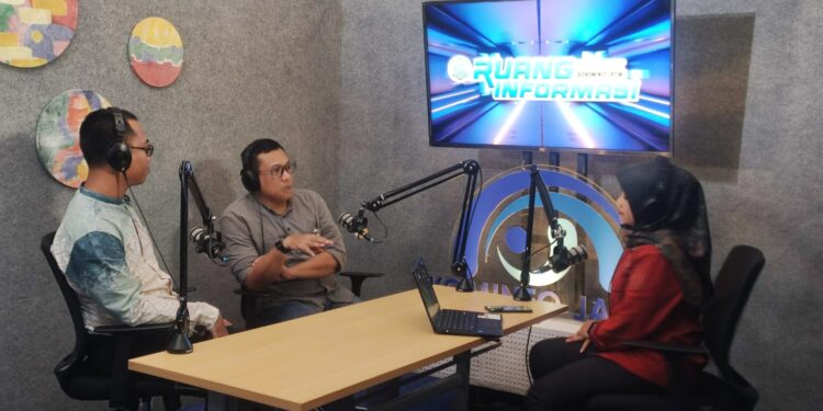 Ketua Departemen KIM DPP LDII Ludhy Cahyana tengah dan Ketua Biro KIM DPW LDII Jawa Timur mengikuti podcast bersama Diskominfo Jatim Selasa 32 Foto Dok LINES Jatim