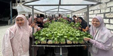 Santri Pondok Pesantren Sulthon Auliya SAHA Desa Pangkatrejo Kecamatan Maduran Lamongan menunjukkan hasil panen sayuran hidroponik dalam program kemandirian pangan yang dikembangkan DPD LDII Kabupaten Lamongan melalui pelatihan dan demplot hidroponik Minggu 251 Foto Dok LINES Lamongan