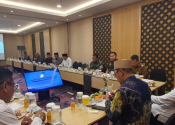 Bupati Sidoarjo bersama jajaran Forkopimda dan tokoh masyarakat mengikuti rapat koordinasi di Fave Hotel Sidoarjo, Senin (9/2/2026). Pertemuan tersebut membahas upaya menjaga kondusivitas, keamanan, dan ketertiban masyarakat menjelang Ramadhan. Foto: Dok. LINES Sidoarjo
