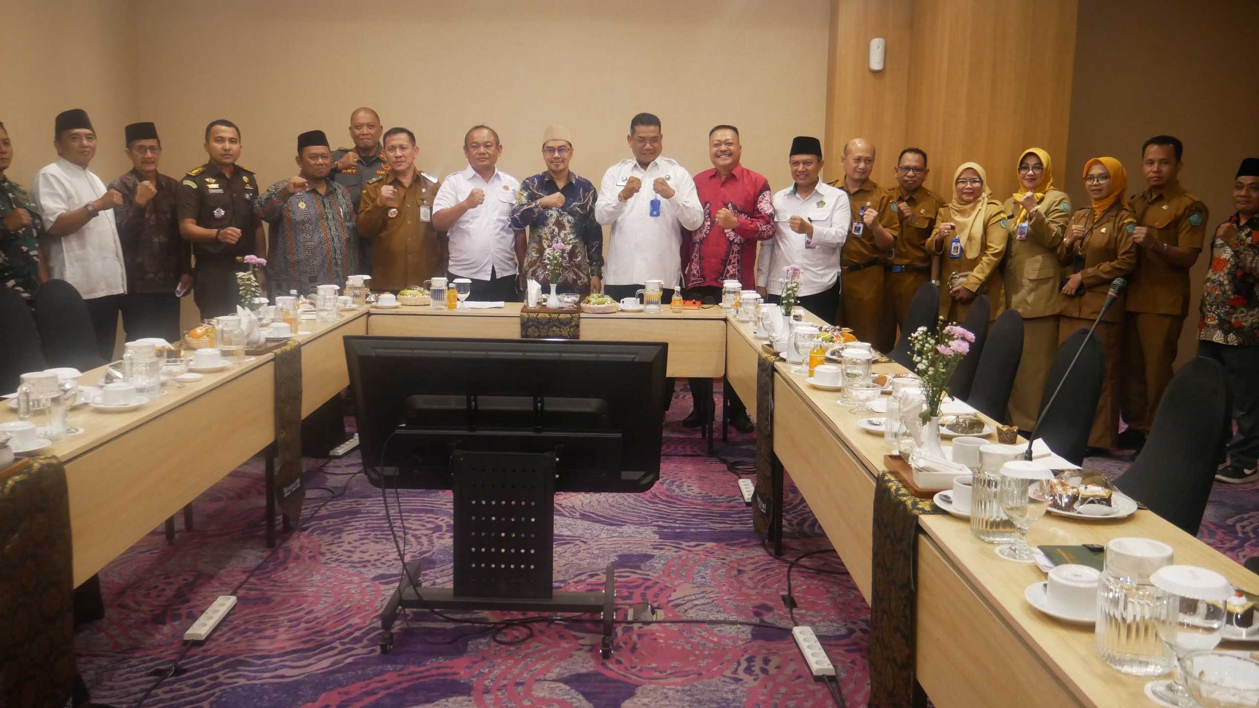 Bupati Sidoarjo bersama jajaran Forkopimda tokoh agama dan tokoh masyarakat berfoto usai rapat koordinasi pemantauan perkembangan politik di Fave Hotel Sidoarjo Senin 922026 Foto Dok LINES Sidoarjo
