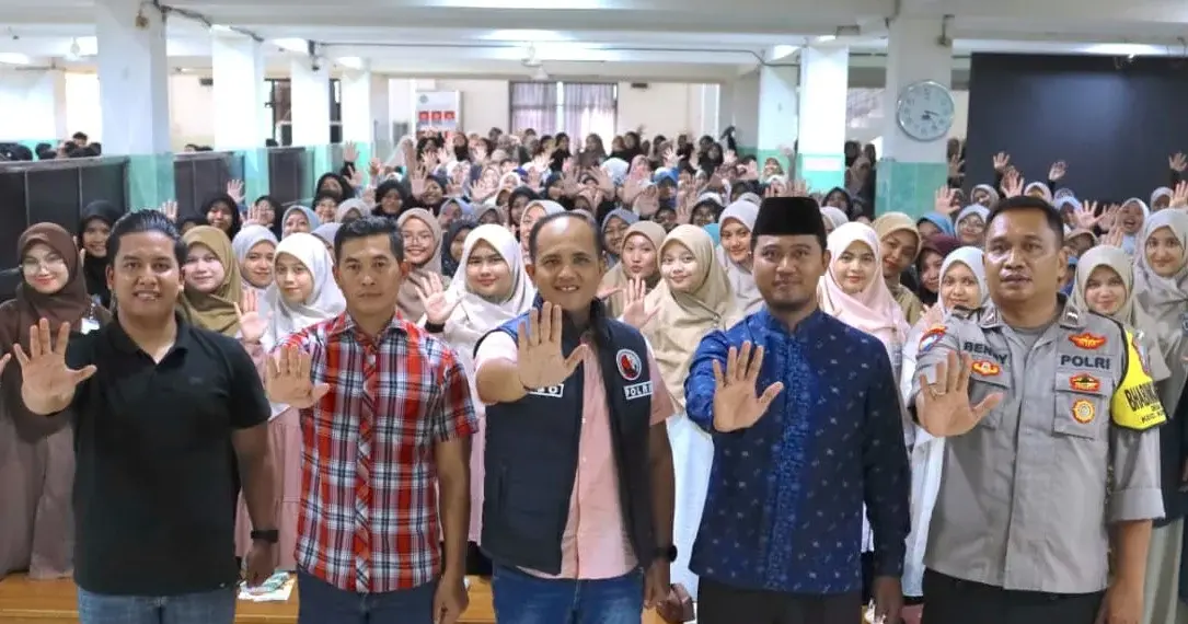 KBO Resnarkoba Polres Nganjuk Reqy A Rojal bersama santri Ponpes Al Ubaidah usai sosialisasi bahaya narkoba Selasa 1022026 Foto Dok PID Al Ubaidah