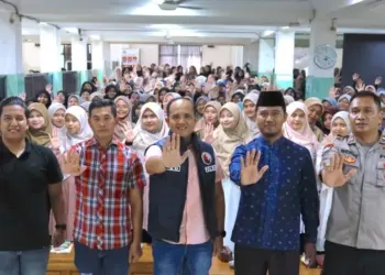KBO Resnarkoba Polres Nganjuk, Reqy A. Rojal, bersama santri Ponpes Al Ubaidah usai sosialisasi bahaya narkoba, Selasa (10/2/2026). Foto: Dok. PID Al Ubaidah
