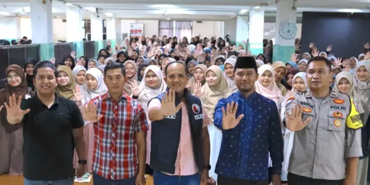 KBO Resnarkoba Polres Nganjuk Reqy A Rojal bersama santri Ponpes Al Ubaidah usai sosialisasi bahaya narkoba Selasa 1022026 Foto Dok PID Al Ubaidah
