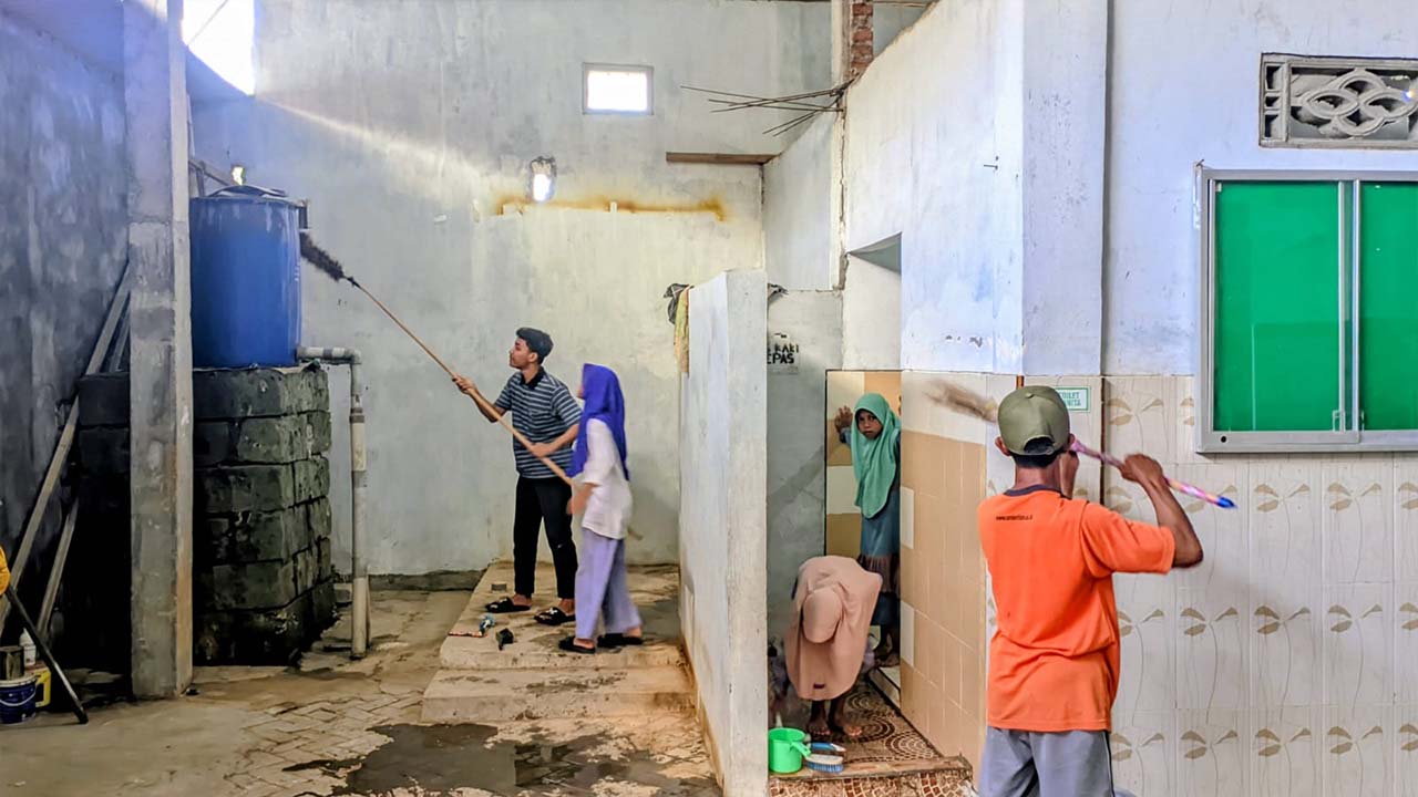 Warga LDII membersihkan area tempat wudu dan kamar mandi Masjid Al Khasan Kebalandono Selasa 172 Foto LINES Lamongan