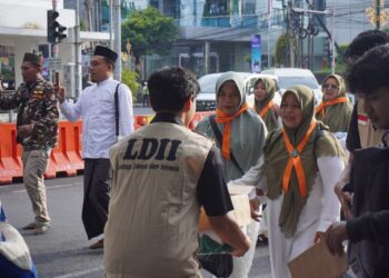 Relawan LDII Kota Malang membagikan air mineral kepada peserta peringatan Harlah Satu Abad NU yang dilaksanakan di Stadion Gajayana Kota Malang Minggu 822026 Foto Dok LINES Malang